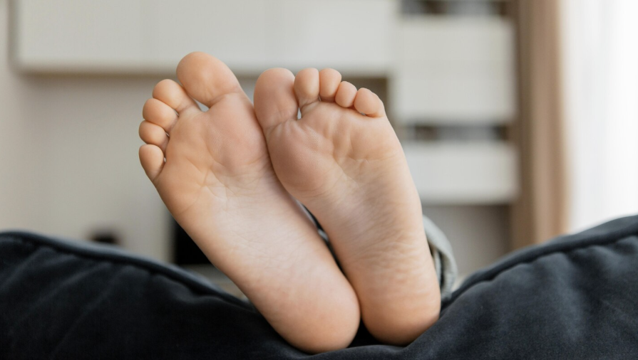 Agua con sal para los pies hongos: beneficios reales, cómo prepararla y rutina completa